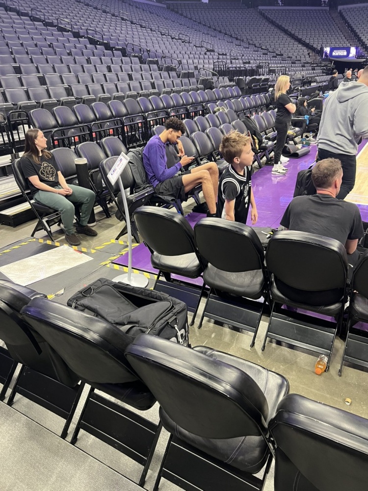 支持隊友！?？怂怪鼗厮_克拉門托 文班得到隊醫批準后來到現場